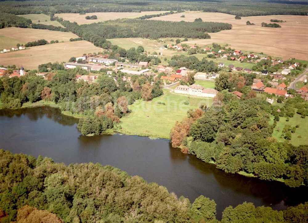 Luftbild Prötzel / Brandenburg - Prötzel / Brandenburg Blick auf das Schloß Prötzel und das Dorf an der Sophienfließ in Brandenburg 02.09.2003