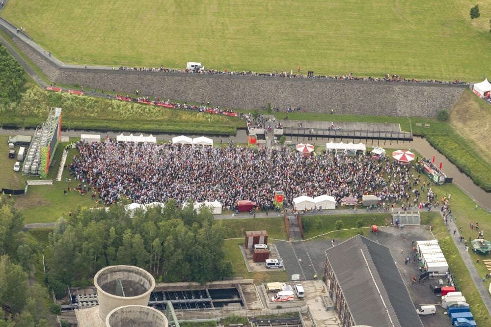 Bochum von oben - Public Viewing an der Bochumer Jahrhunderthalle im Bundesland Nordrhein-Westfalen