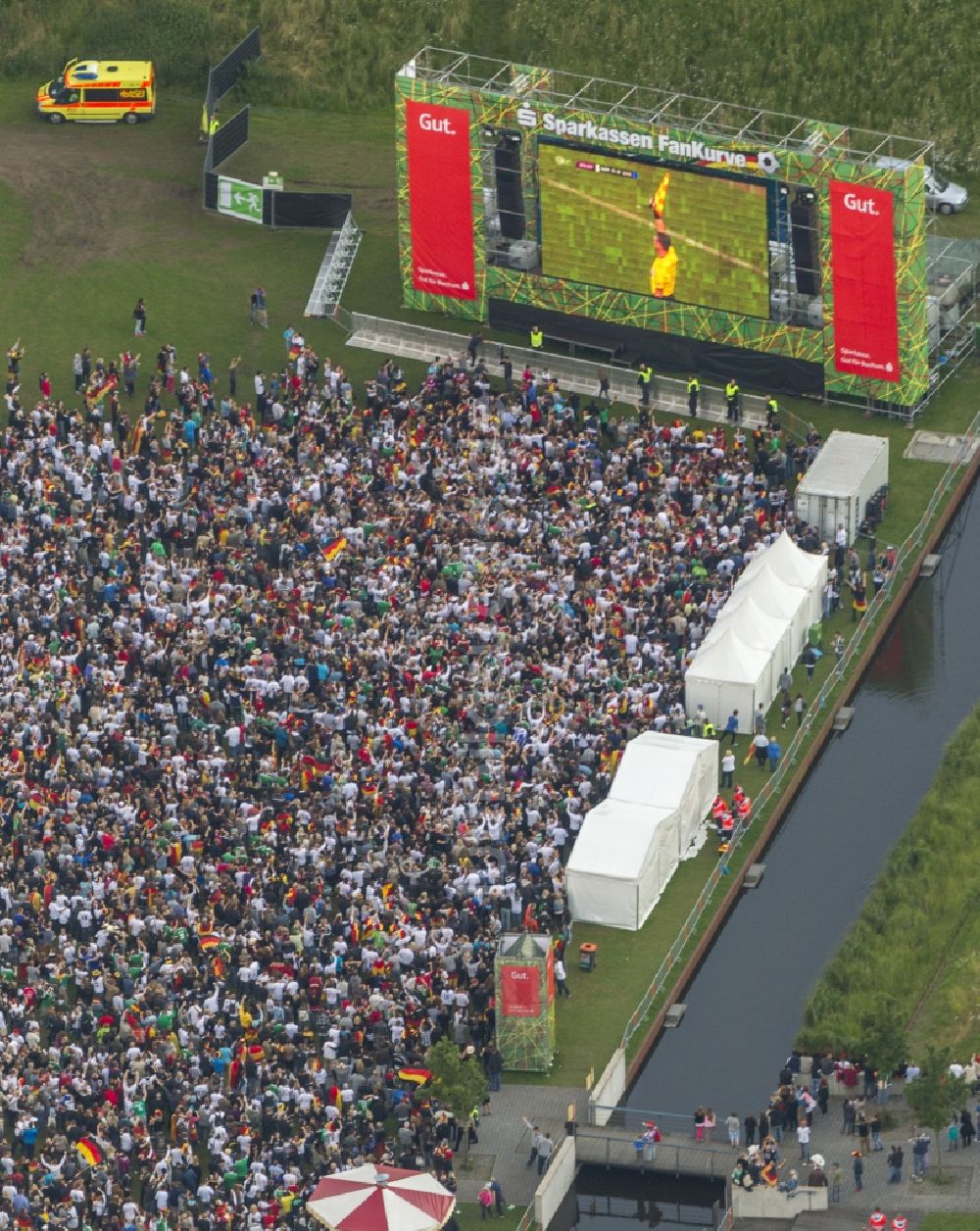 Luftaufnahme Bochum - Public Viewing an der Bochumer Jahrhunderthalle im Bundesland Nordrhein-Westfalen