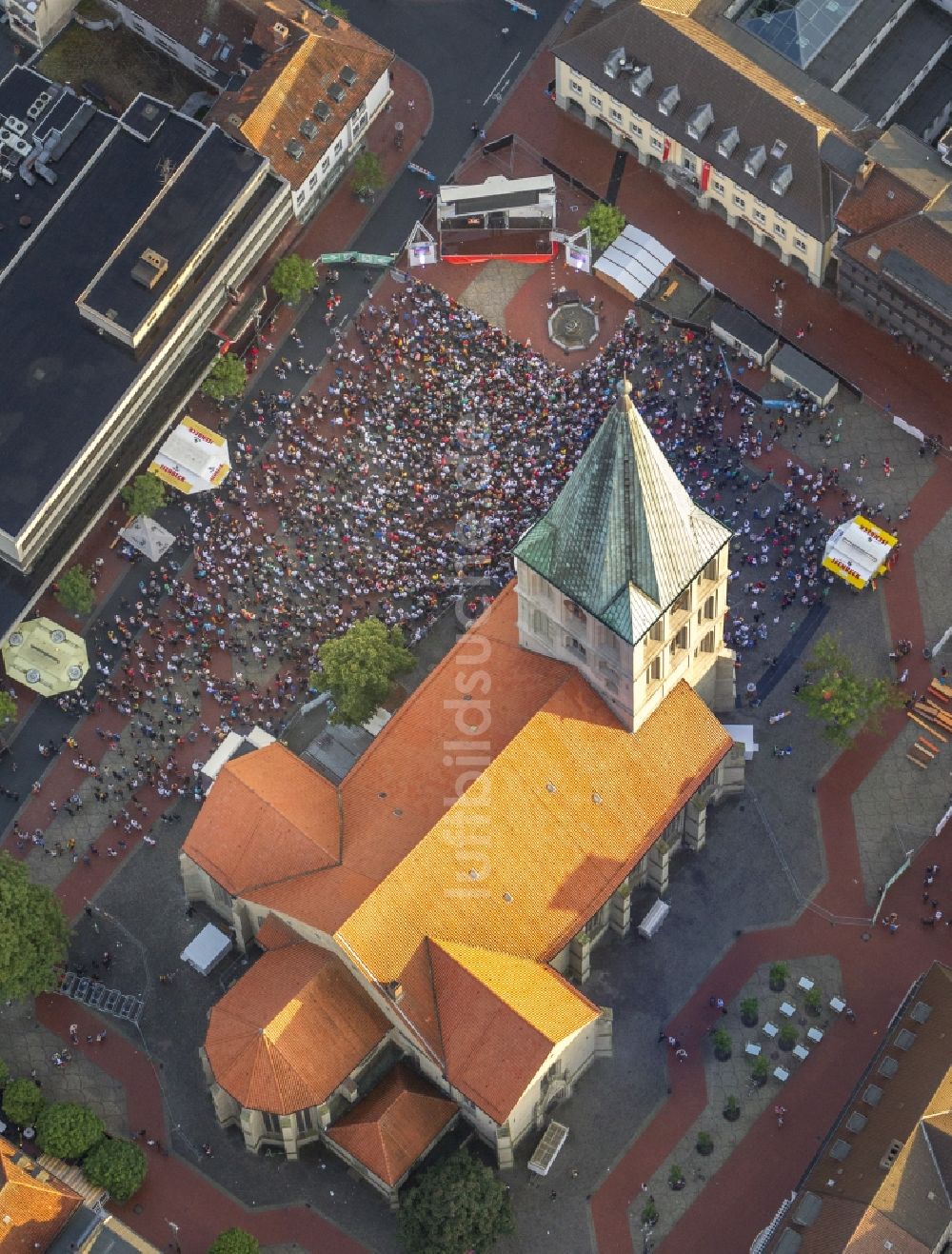 Bochum von oben - Public Viewing vor der Großleinwand an der Pauluskirche in Hamm im Bundesland Nordrhein-Westfalen