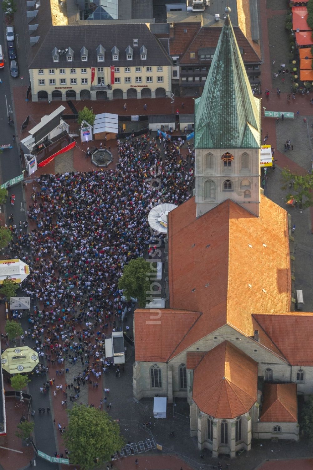 Luftaufnahme Bochum - Public Viewing vor der Großleinwand an der Pauluskirche in Hamm im Bundesland Nordrhein-Westfalen