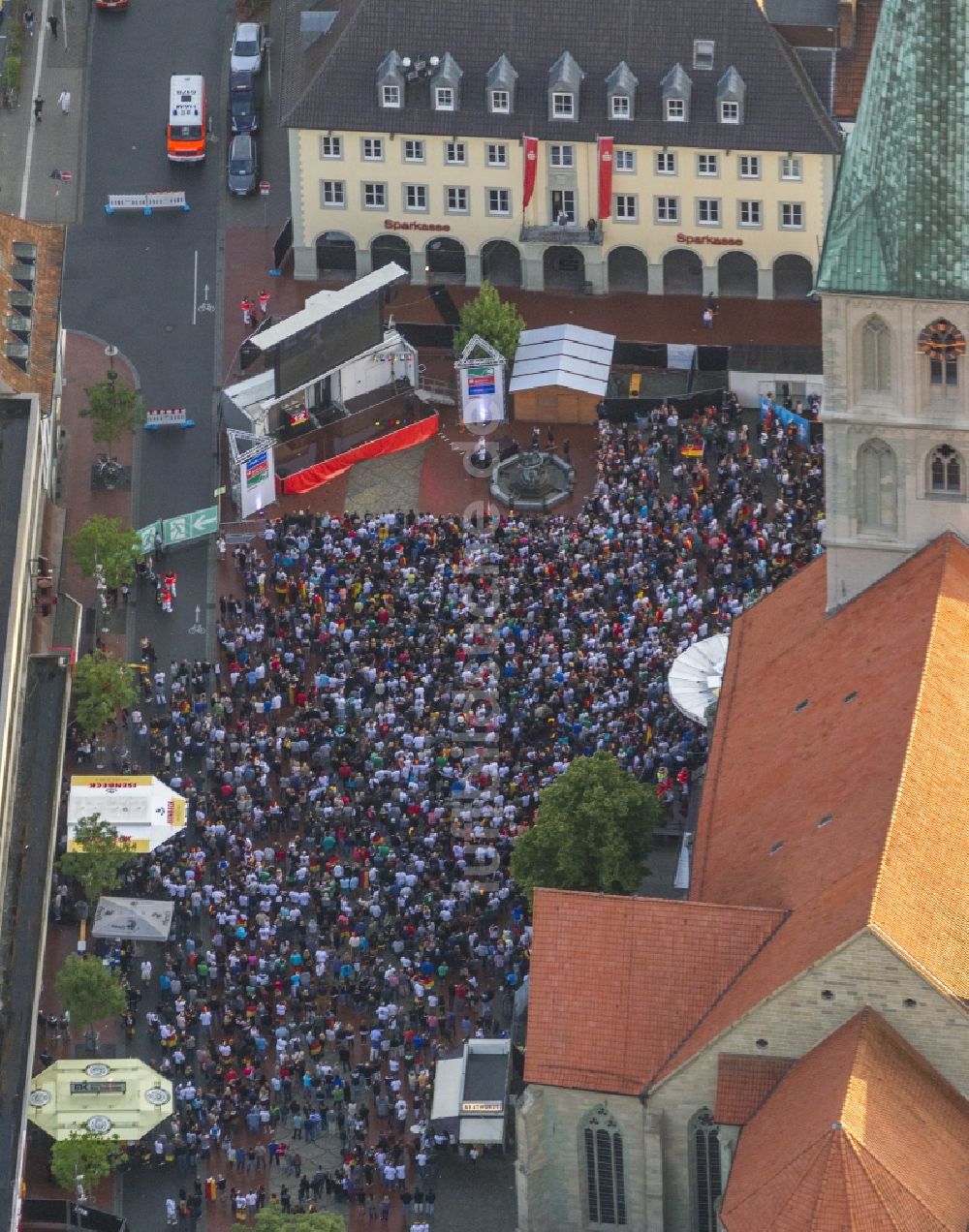 Bochum aus der Vogelperspektive: Public Viewing vor der Großleinwand an der Pauluskirche in Hamm im Bundesland Nordrhein-Westfalen