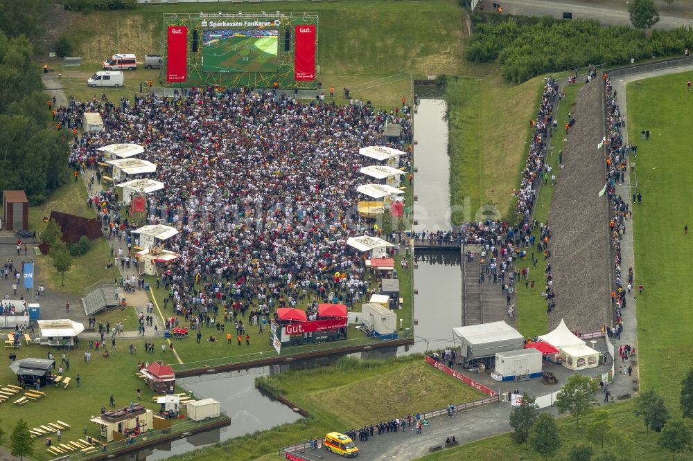 Luftaufnahme Bochum - Public Viewing - Veranstaltung im Bochumer Westpark vor Industrieller Kulisse neben der Jahrhunderthalle anläßlich der Fussball WM 2014 in Bochum im Bundesland Nordrhein-Westfalen