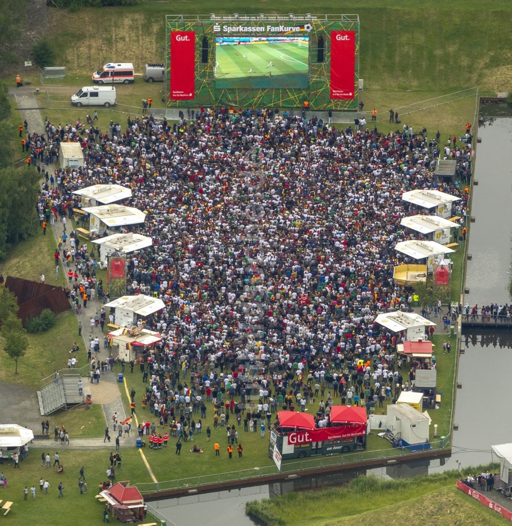 Bochum von oben - Public Viewing - Veranstaltung im Bochumer Westpark vor Industrieller Kulisse neben der Jahrhunderthalle anläßlich der Fussball WM 2014 in Bochum im Bundesland Nordrhein-Westfalen