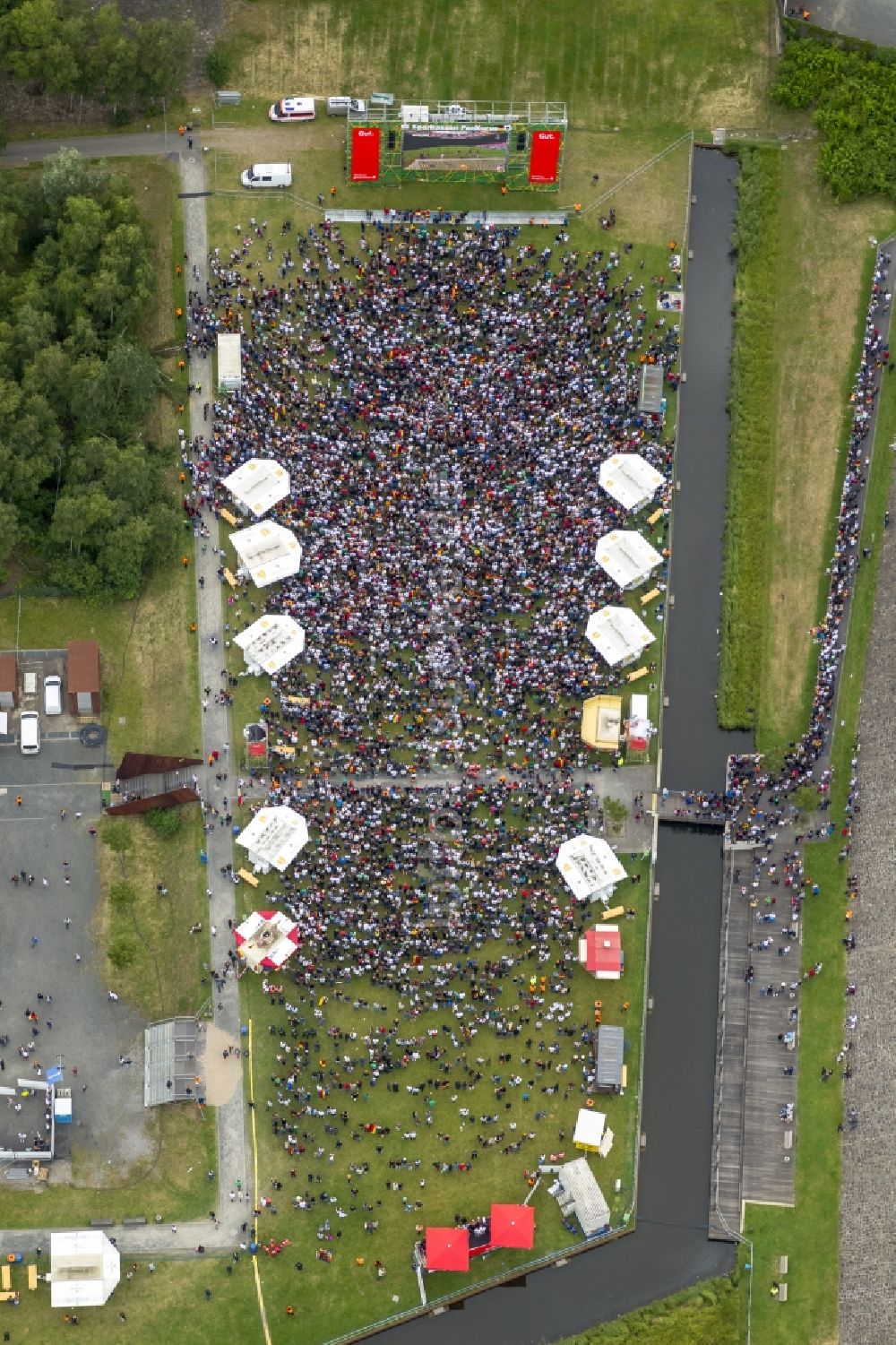 Bochum von oben - Public Viewing - Veranstaltung im Bochumer Westpark vor Industrieller Kulisse neben der Jahrhunderthalle anläßlich der Fussball WM 2014 in Bochum im Bundesland Nordrhein-Westfalen