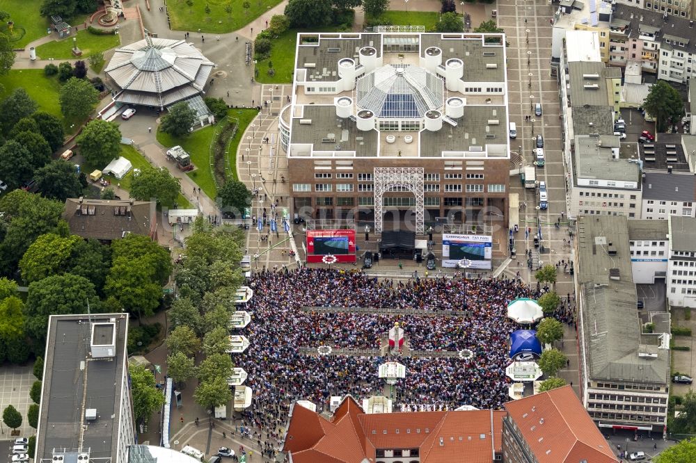 Dortmund aus der Vogelperspektive: Public Viewing - Veranstaltung auf dem Friedensplatz zwischen dem Rathaus und dem Stadthaus anläßlich der Fussball WM 2014 in Dortmund im Bundesland Nordrhein-Westfalen