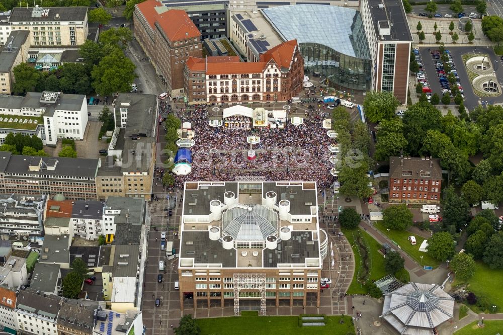 Luftbild Dortmund - Public Viewing - Veranstaltung auf dem Friedensplatz zwischen dem Rathaus und dem Stadthaus anläßlich der Fussball WM 2014 in Dortmund im Bundesland Nordrhein-Westfalen