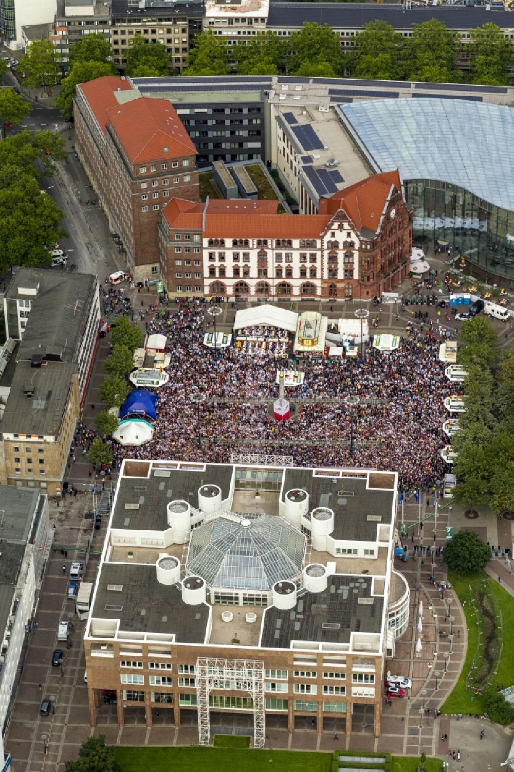 Luftaufnahme Dortmund - Public Viewing - Veranstaltung auf dem Friedensplatz zwischen dem Rathaus und dem Stadthaus anläßlich der Fussball WM 2014 in Dortmund im Bundesland Nordrhein-Westfalen