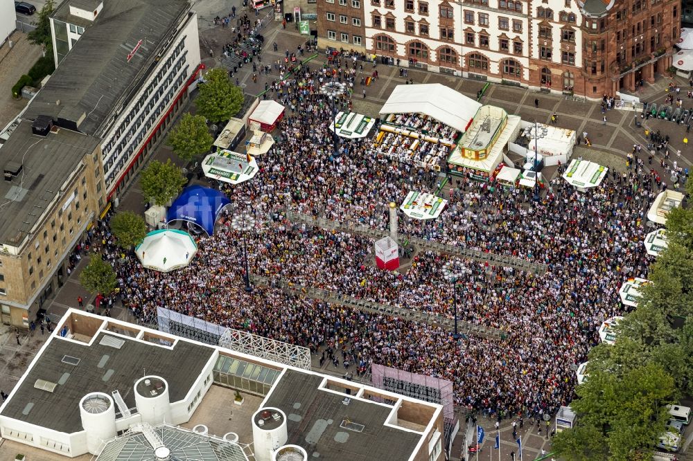 Dortmund von oben - Public Viewing - Veranstaltung auf dem Friedensplatz zwischen dem Rathaus und dem Stadthaus anläßlich der Fussball WM 2014 in Dortmund im Bundesland Nordrhein-Westfalen