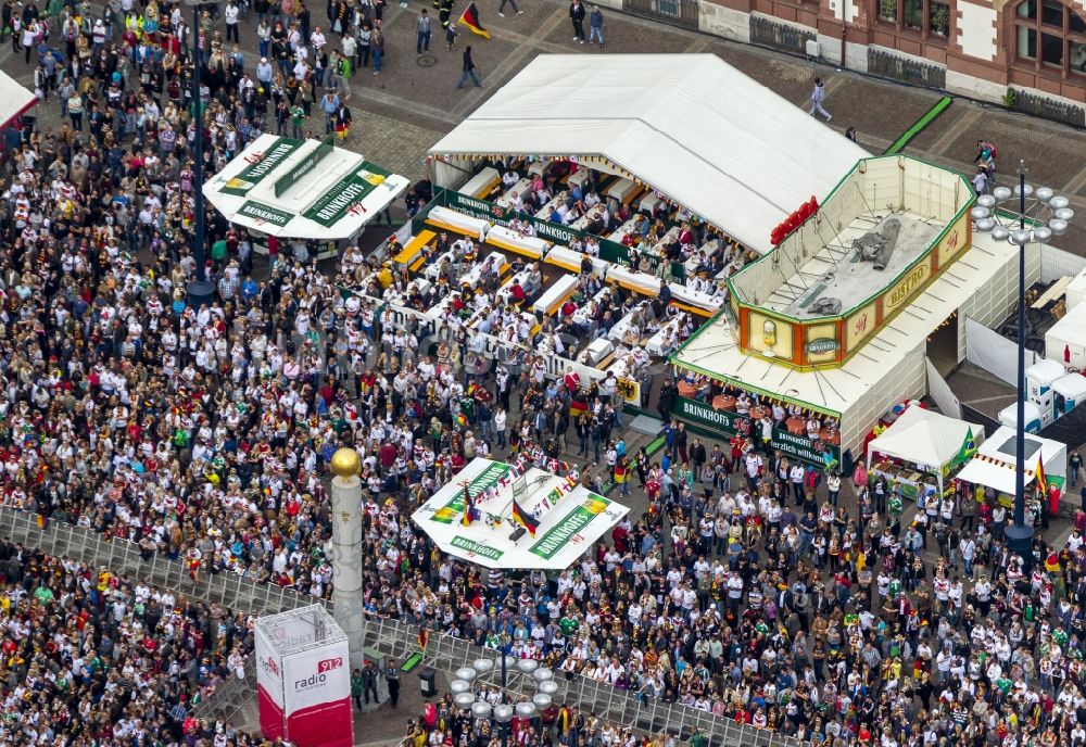 Dortmund von oben - Public Viewing - Veranstaltung auf dem Friedensplatz zwischen dem Rathaus und dem Stadthaus anläßlich der Fussball WM 2014 in Dortmund im Bundesland Nordrhein-Westfalen