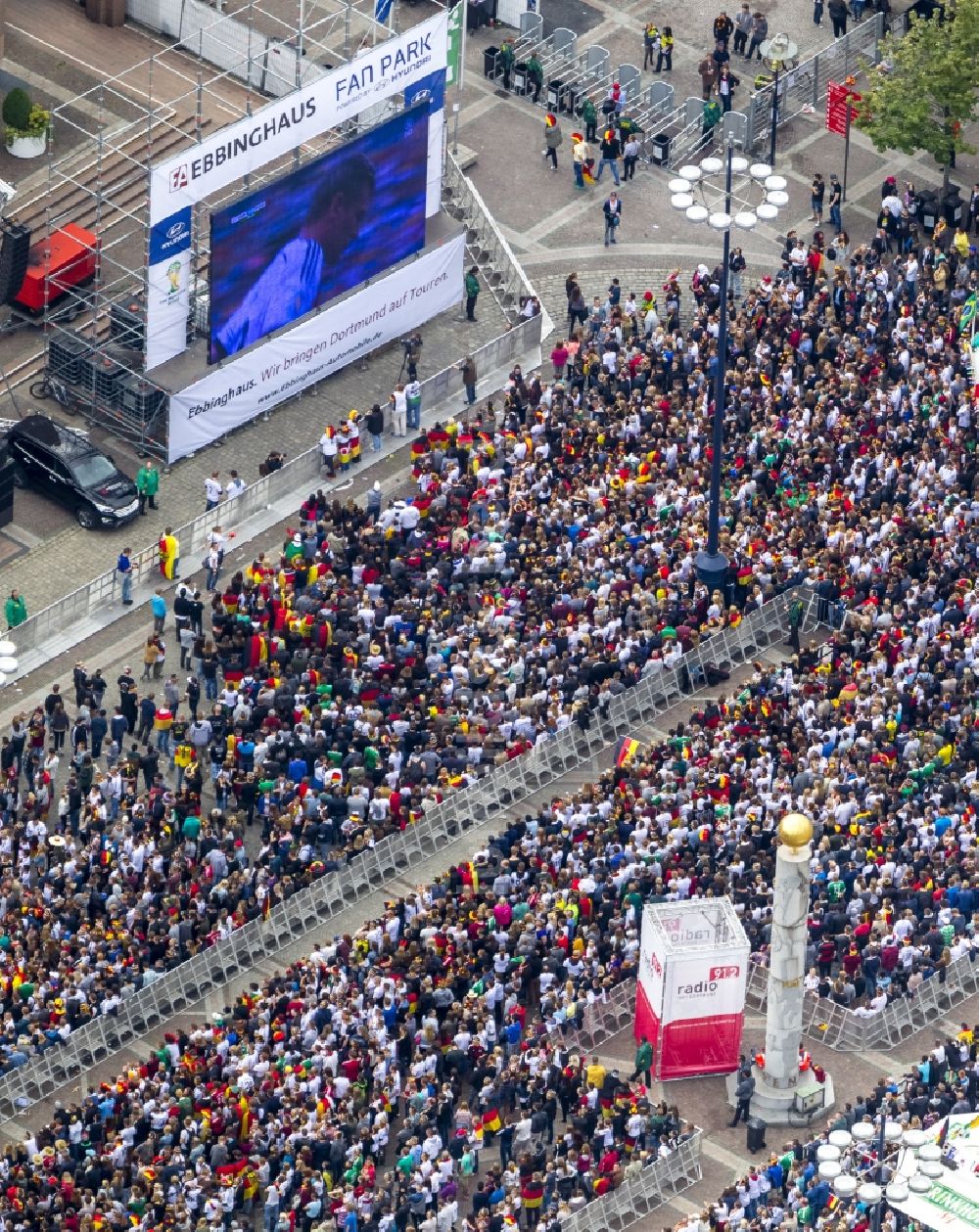 Dortmund aus der Vogelperspektive: Public Viewing - Veranstaltung auf dem Friedensplatz zwischen dem Rathaus und dem Stadthaus anläßlich der Fussball WM 2014 in Dortmund im Bundesland Nordrhein-Westfalen