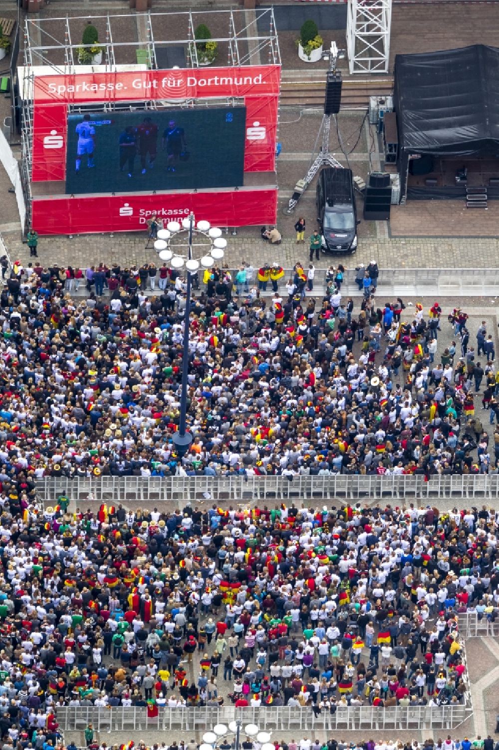 Luftbild Dortmund - Public Viewing - Veranstaltung auf dem Friedensplatz zwischen dem Rathaus und dem Stadthaus anläßlich der Fussball WM 2014 in Dortmund im Bundesland Nordrhein-Westfalen