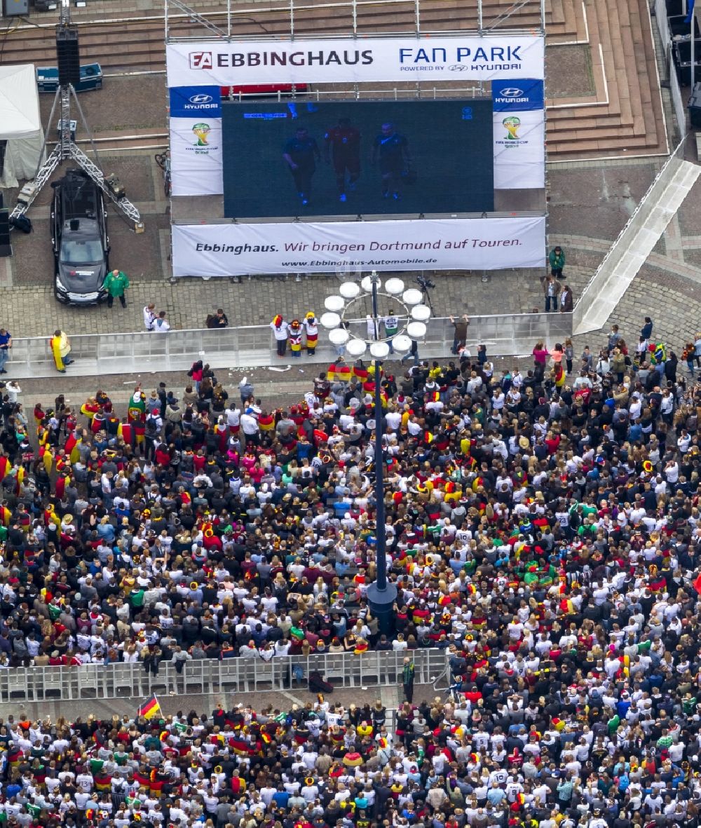 Luftaufnahme Dortmund - Public Viewing - Veranstaltung auf dem Friedensplatz zwischen dem Rathaus und dem Stadthaus anläßlich der Fussball WM 2014 in Dortmund im Bundesland Nordrhein-Westfalen