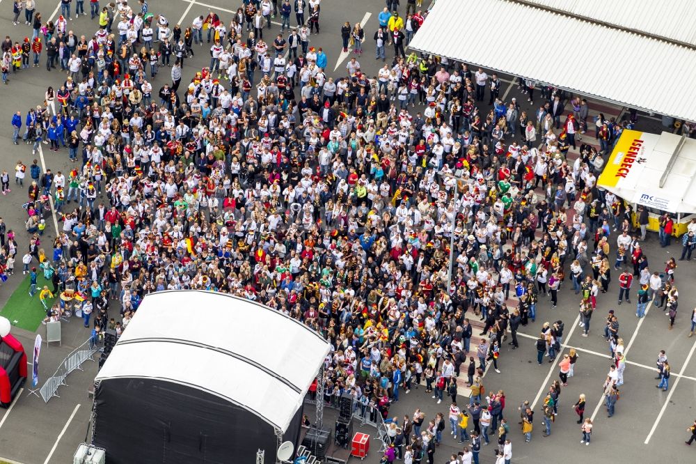 Luftaufnahme Hamm - Public Viewing - Veranstaltung am Handelshof anläßlich der Fussball WM 2014 in Hamm im Bundesland Nordrhein-Westfalen