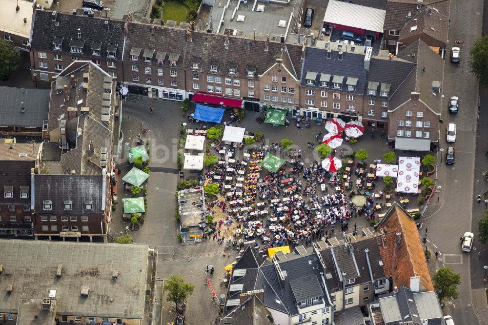 Wesel aus der Vogelperspektive: Public Viewing - Veranstaltung auf dem Kornmarkt der Innenstadt anläßlich der Fussball WM 2014 in Wesel im Bundesland Nordrhein-Westfalen