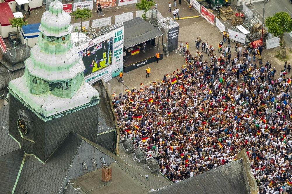 Luftbild Recklinghausen - Public Viewing - Veranstaltung auf dem Rathausplatz am Kaiserwall anläßlich der Fussball WM 2014 in Recklinghausen im Bundesland Nordrhein-Westfalen