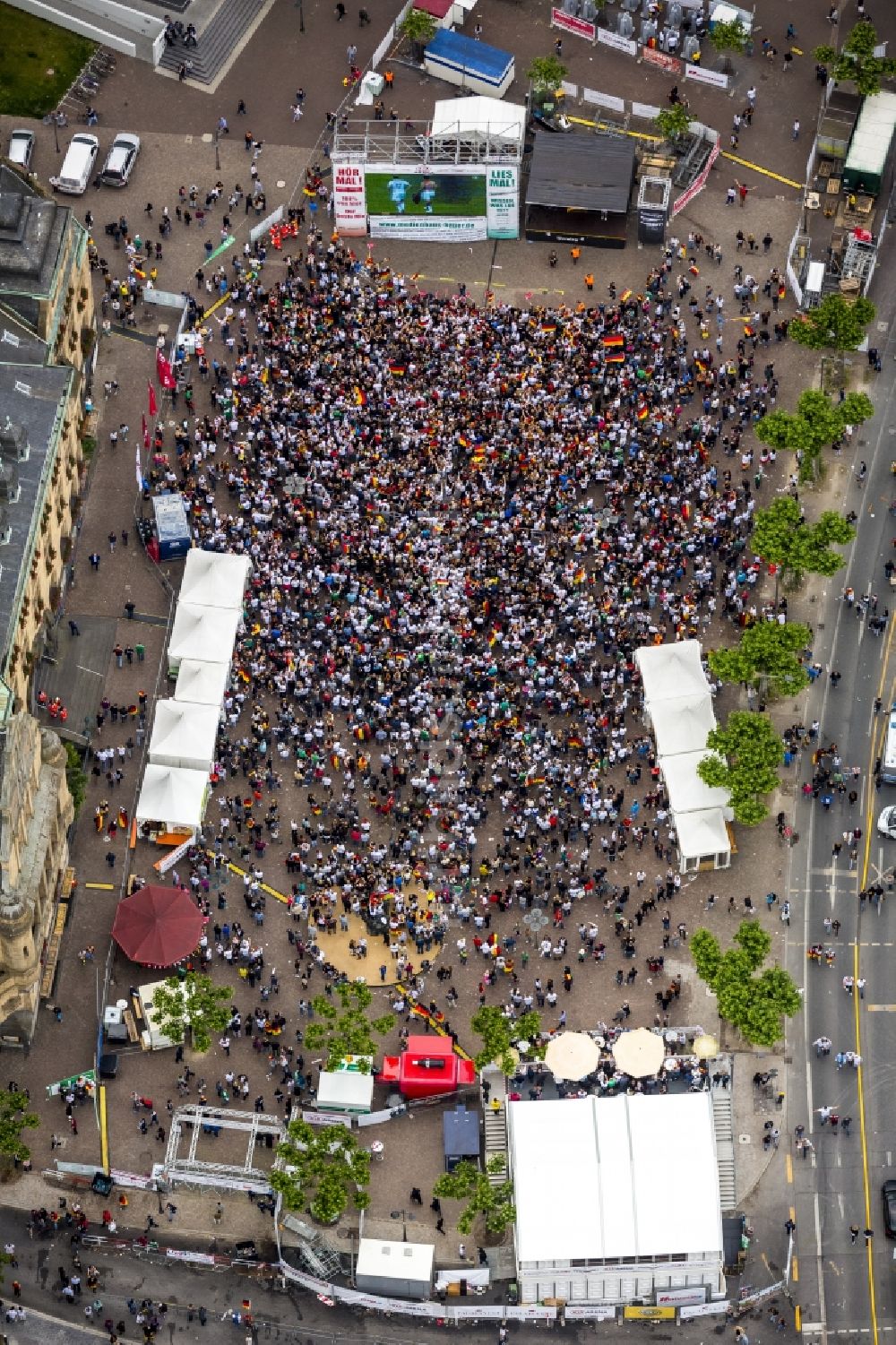 Luftaufnahme Recklinghausen - Public Viewing - Veranstaltung auf dem Rathausplatz am Kaiserwall anläßlich der Fussball WM 2014 in Recklinghausen im Bundesland Nordrhein-Westfalen