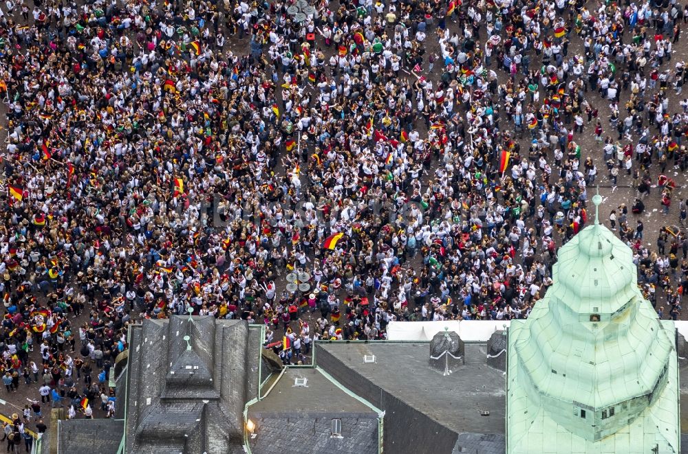 Recklinghausen von oben - Public Viewing - Veranstaltung auf dem Rathausplatz am Kaiserwall anläßlich der Fussball WM 2014 in Recklinghausen im Bundesland Nordrhein-Westfalen