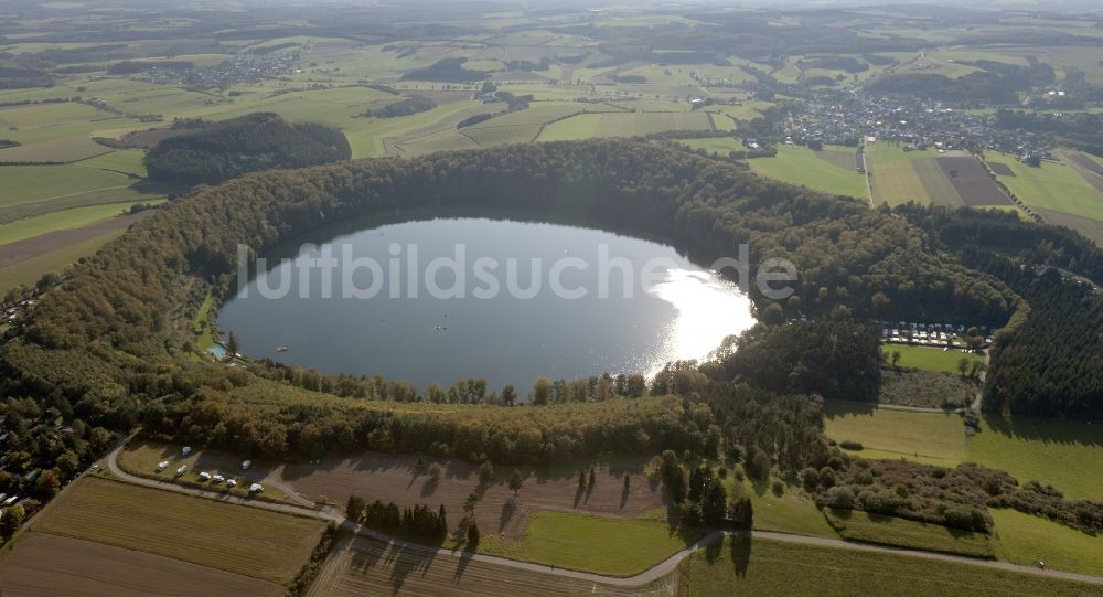 Gillenfeld von oben - Pulvermaar mit Römerberg und Strohner Märchen in Gillenfeld im Bundesland Rheinland-Pfalz