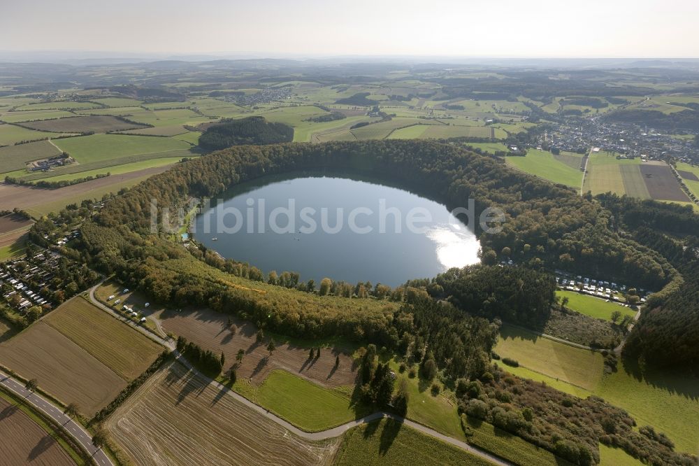 Gillenfeld aus der Vogelperspektive: Pulvermaar mit Römerberg und Strohner Märchen in Gillenfeld im Bundesland Rheinland-Pfalz