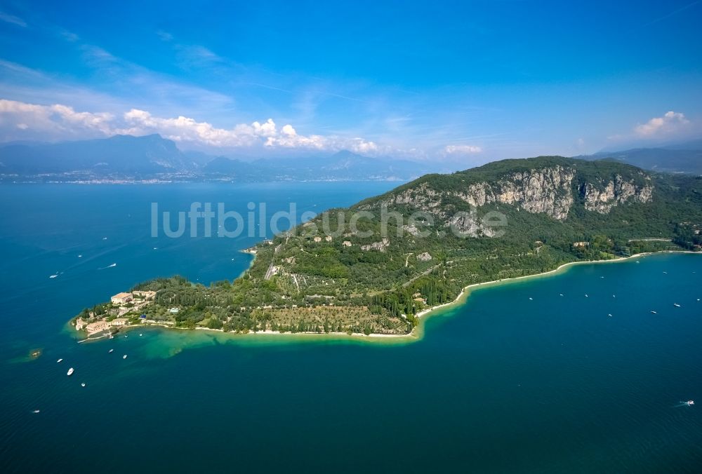 Garda von oben - Punta San Vigilio ist eine kleine Landzunge am Gardasee in Veneto, Italien