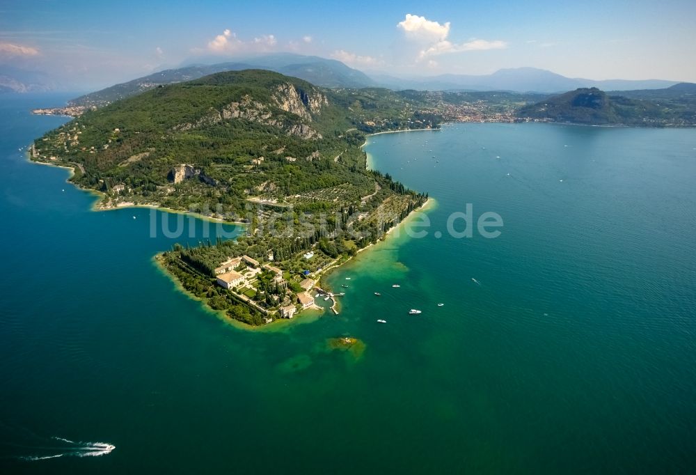 Luftaufnahme Garda - Punta San Vigilio ist eine kleine Landzunge am Gardasee in Veneto, Italien