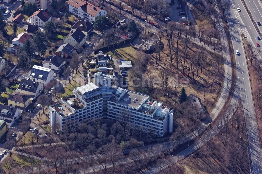 München aus der Vogelperspektive: Pyramidenförmiges Mehrfamilienhaus an der Kreuzhofstraße in München Obersendling im Bundesland Bayern