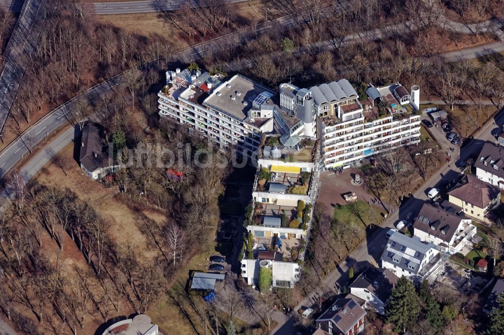 München von oben - Pyramidenförmiges Mehrfamilienhaus an der Kreuzhofstraße in München Obersendling im Bundesland Bayern