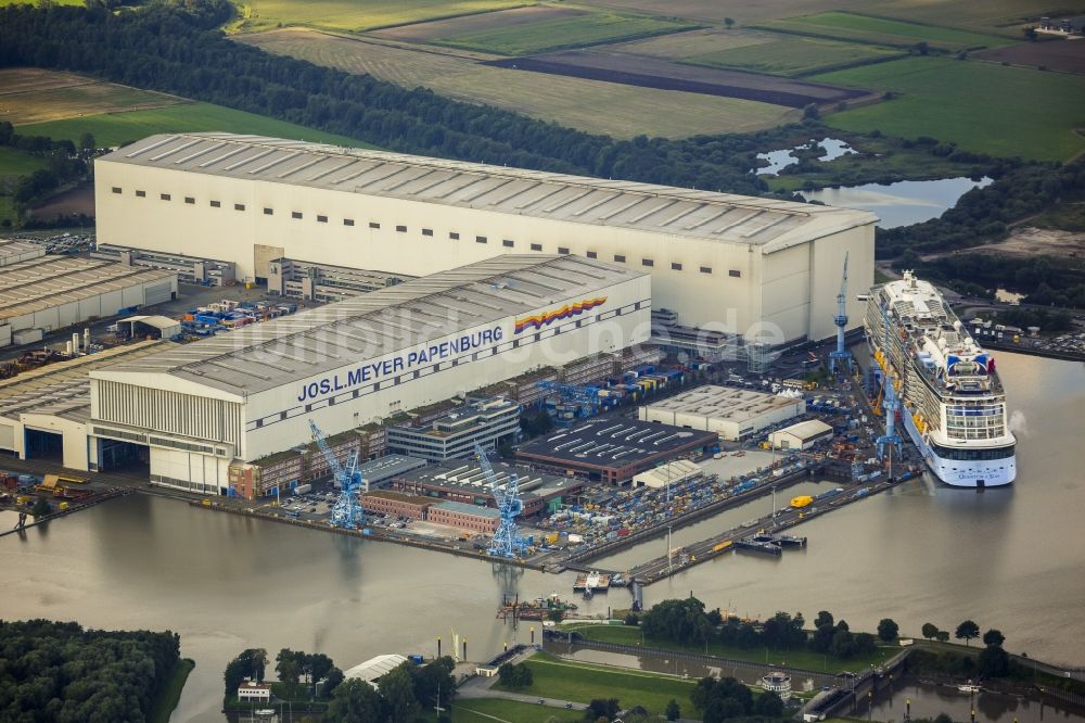 Papenburg von oben - Quantum of the Seas Kreuzfahrtschiff - Passagierschiff auf der Meyer Werft an der Ems in Papenburg in Niedersachsen