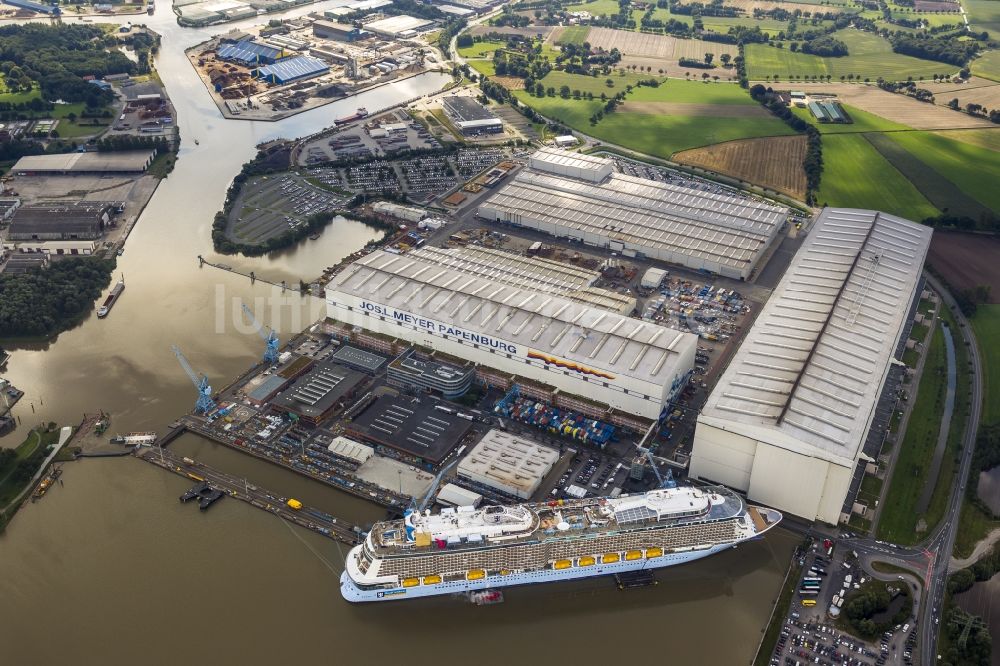 Luftbild Papenburg - Quantum of the Seas Kreuzfahrtschiff - Passagierschiff auf der Meyer Werft an der Ems in Papenburg in Niedersachsen