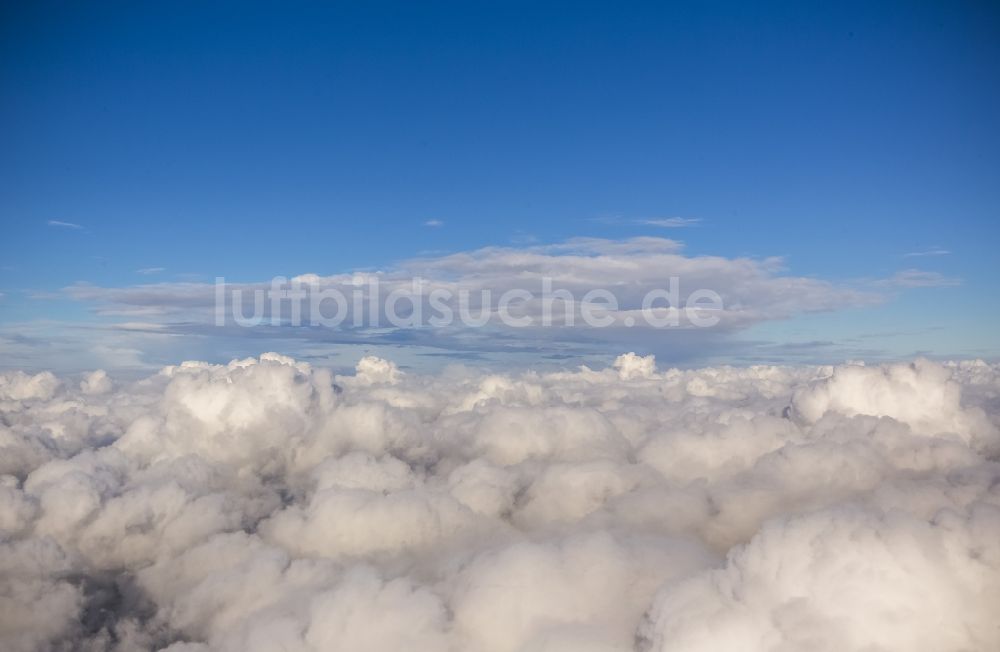 Luftaufnahme Schwerin - Quell- Wolken verhangene Horizont - Landschaft bei Schwerin in Mecklenburg-Vorpommern