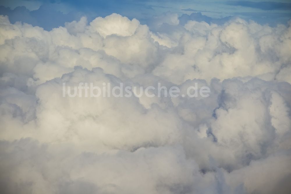 Schwerin von oben - Quell- Wolken verhangene Horizont - Landschaft bei Schwerin in Mecklenburg-Vorpommern