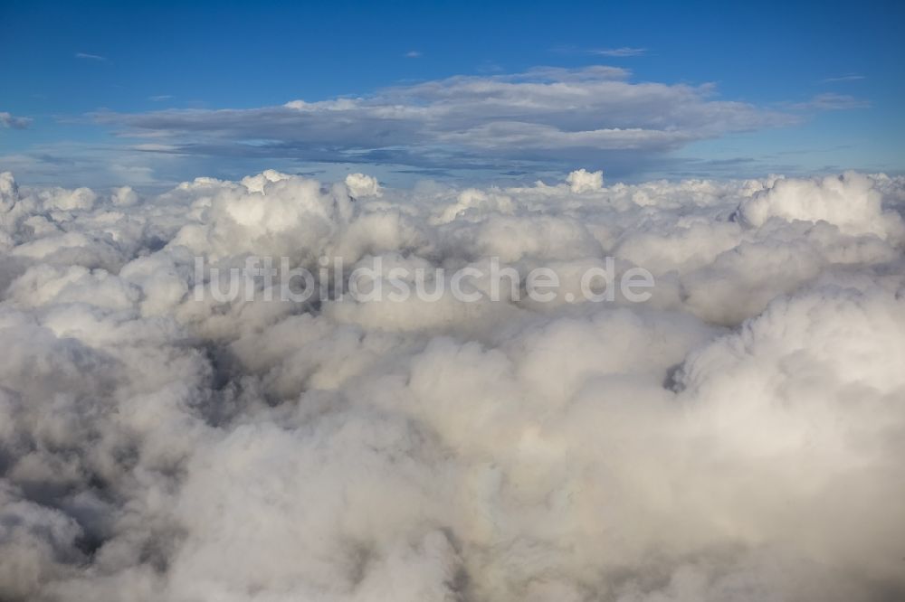 Schwerin von oben - Quell- Wolken verhangene Horizont - Landschaft bei Schwerin in Mecklenburg-Vorpommern