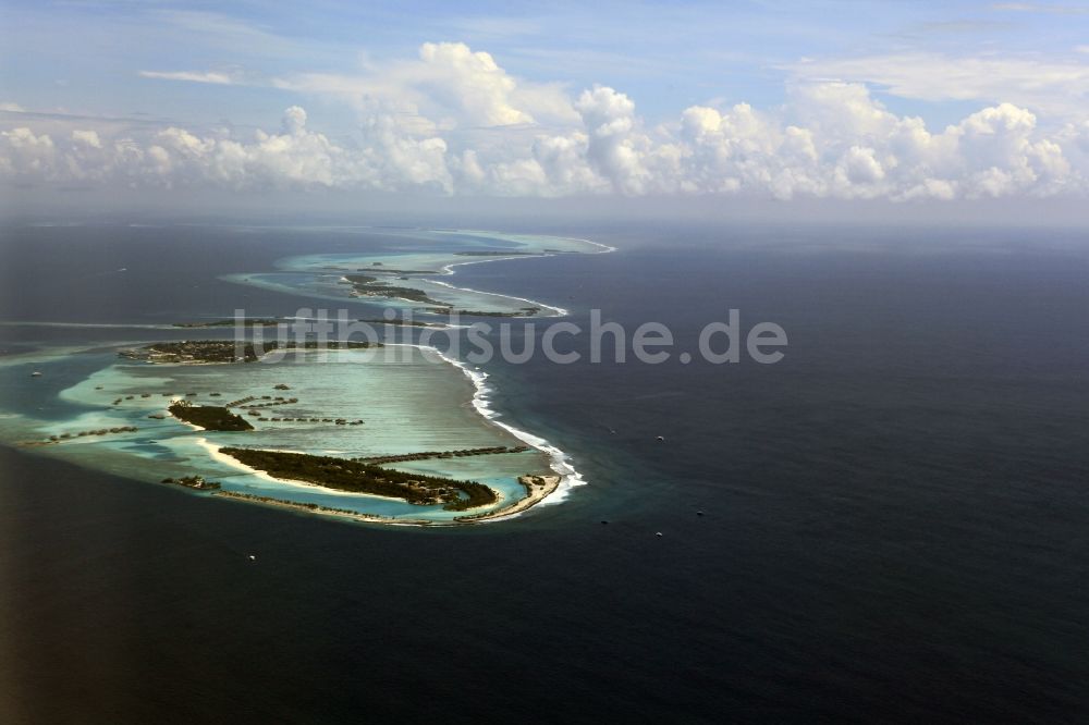 Dharanboodhoo aus der Vogelperspektive: Quell- Wolken verhangener Küstenbereich Indischer Ozean - Insel in Dharanboodhoo in Central Province, Malediven