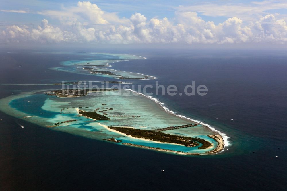 Luftbild Dharanboodhoo - Quell- Wolken verhangener Küstenbereich Indischer Ozean - Insel in Dharanboodhoo in Central Province, Malediven