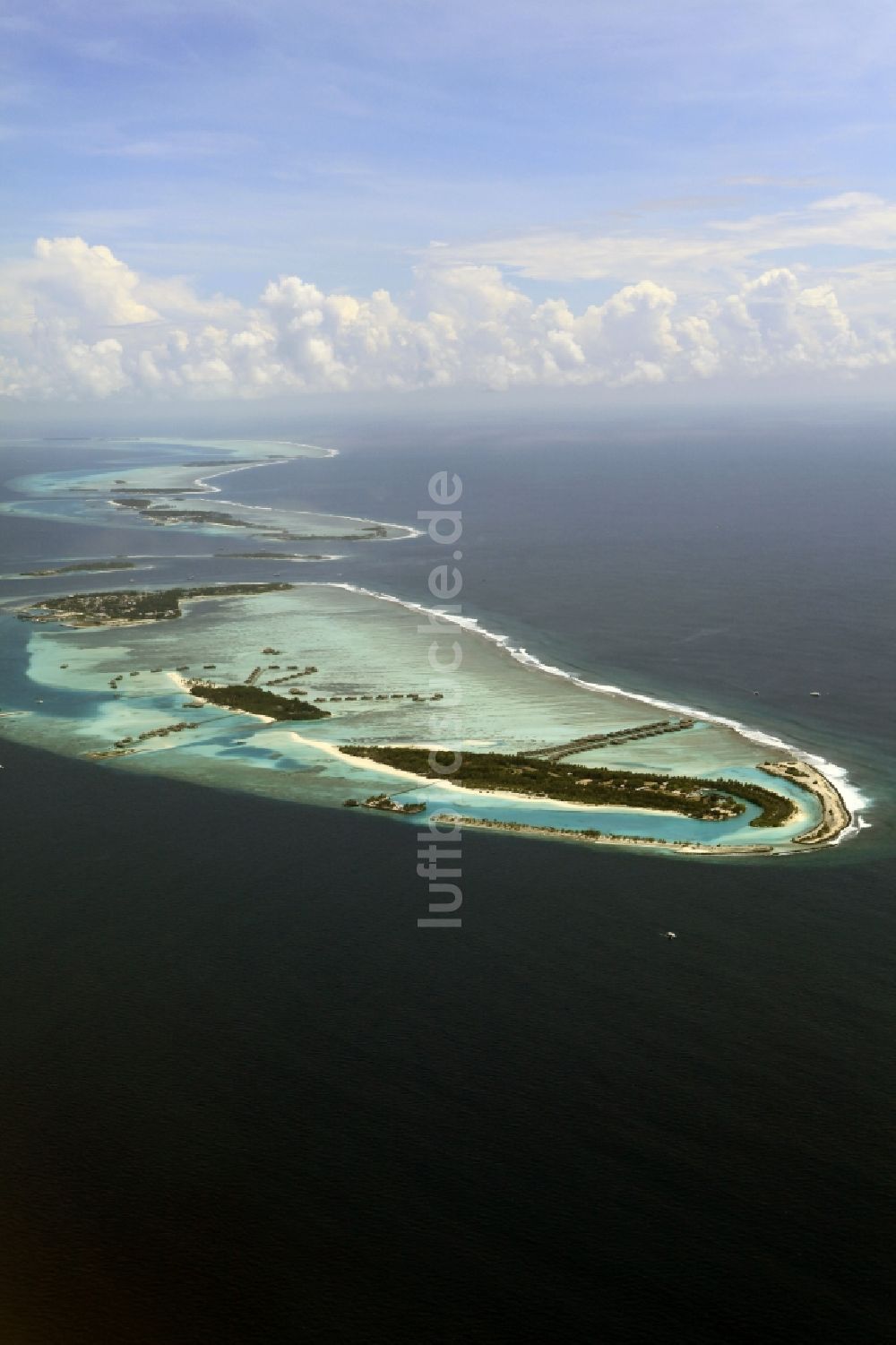 Luftaufnahme Dharanboodhoo - Quell- Wolken verhangener Küstenbereich Indischer Ozean - Insel in Dharanboodhoo in Central Province, Malediven