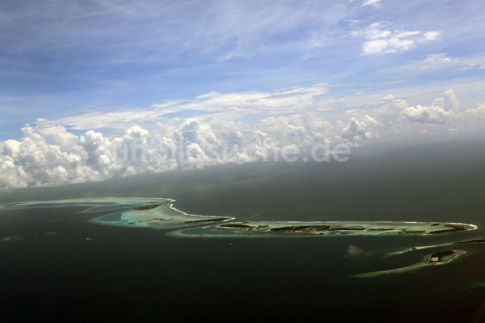 Dharanboodhoo von oben - Quell- Wolken verhangener Küstenbereich Indischer Ozean - Insel in Dharanboodhoo in Central Province, Malediven