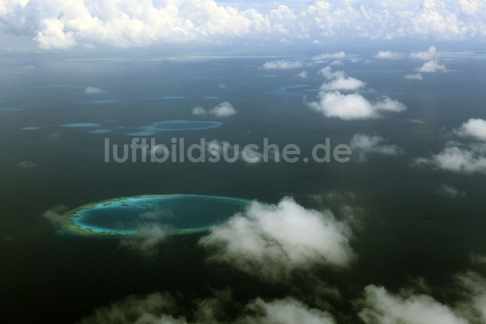 Dharanboodhoo aus der Vogelperspektive: Quell- Wolken verhangener Küstenbereich Indischer Ozean - Insel in Dharanboodhoo in Central Province, Malediven