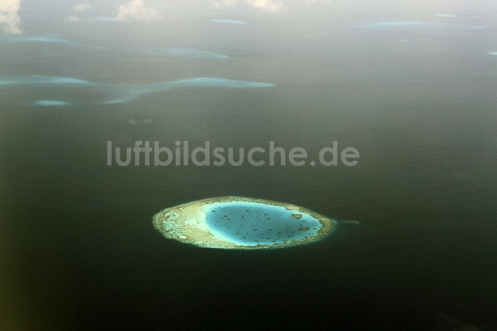 Luftbild Dharanboodhoo - Quell- Wolken verhangener Küstenbereich Indischer Ozean - Insel in Dharanboodhoo in Central Province, Malediven