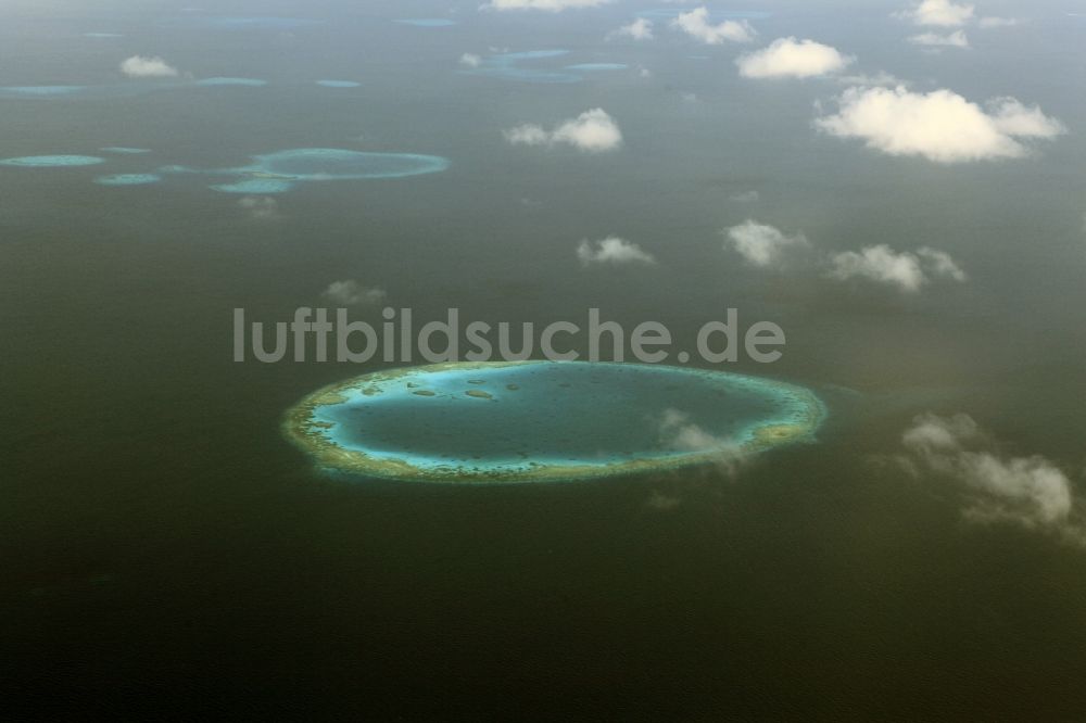 Luftaufnahme Dharanboodhoo - Quell- Wolken verhangener Küstenbereich Indischer Ozean - Insel in Dharanboodhoo in Central Province, Malediven