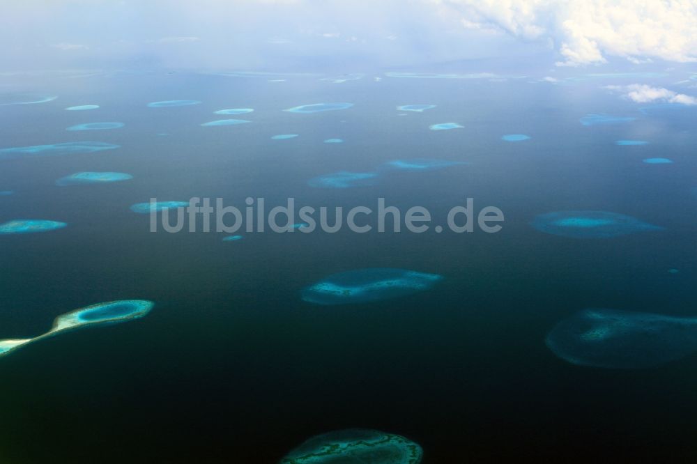 Dharanboodhoo aus der Vogelperspektive: Quell- Wolken verhangener Küstenbereich Indischer Ozean - Insel in Dharanboodhoo in Central Province, Malediven