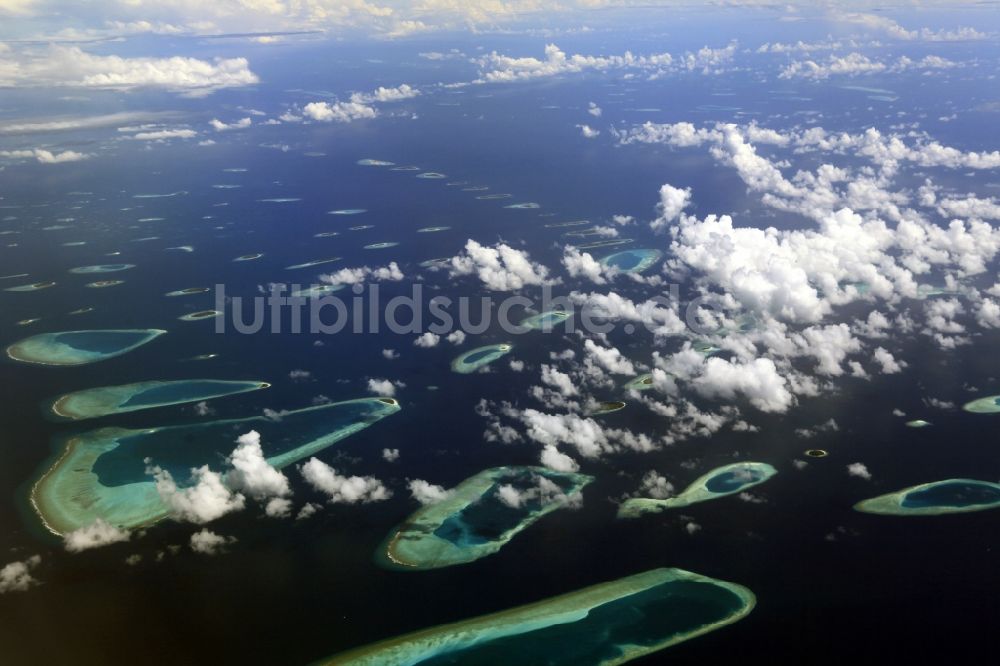 Dharanboodhoo von oben - Quell- Wolken verhangener Küstenbereich Indischer Ozean - Insel in Dharanboodhoo in Central Province, Malediven