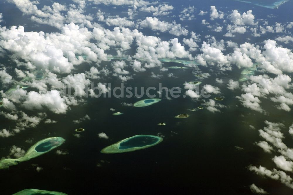 Dharanboodhoo aus der Vogelperspektive: Quell- Wolken verhangener Küstenbereich Indischer Ozean - Insel in Dharanboodhoo in Central Province, Malediven