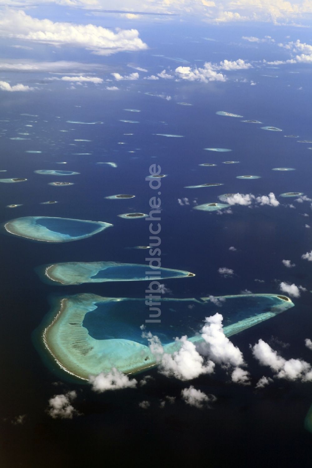 Luftbild Dharanboodhoo - Quell- Wolken verhangener Küstenbereich Indischer Ozean - Insel in Dharanboodhoo in Central Province, Malediven