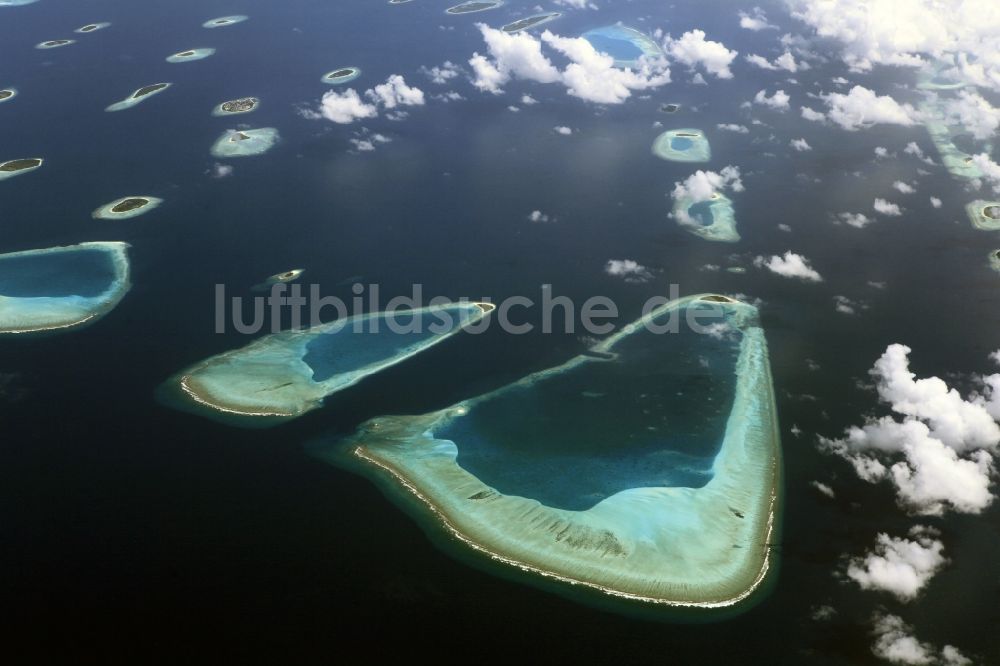 Dharanboodhoo von oben - Quell- Wolken verhangener Küstenbereich Indischer Ozean - Insel in Dharanboodhoo in Central Province, Malediven