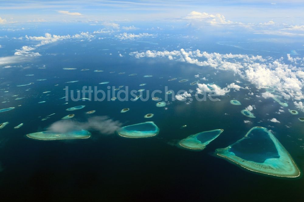 Dharanboodhoo aus der Vogelperspektive: Quell- Wolken verhangener Küstenbereich Indischer Ozean - Insel in Dharanboodhoo in Central Province, Malediven