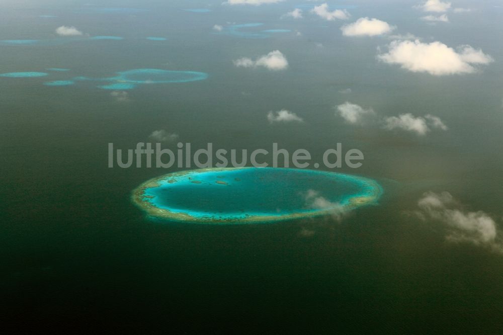 Luftaufnahme Dharanboodhoo - Quell- Wolken verhangener Küstenbereich Indischer Ozean - Insel in Dharanboodhoo in Central Province, Malediven