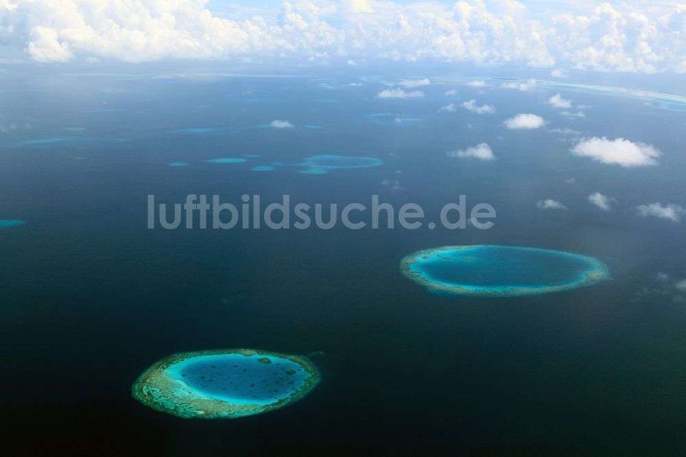 Dharanboodhoo von oben - Quell- Wolken verhangener Küstenbereich Indischer Ozean - Insel in Dharanboodhoo in Central Province, Malediven