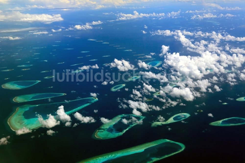 Dharanboodhoo aus der Vogelperspektive: Quell- Wolken verhangener Küstenbereich Indischer Ozean - Insel in Dharanboodhoo in Central Province, Malediven