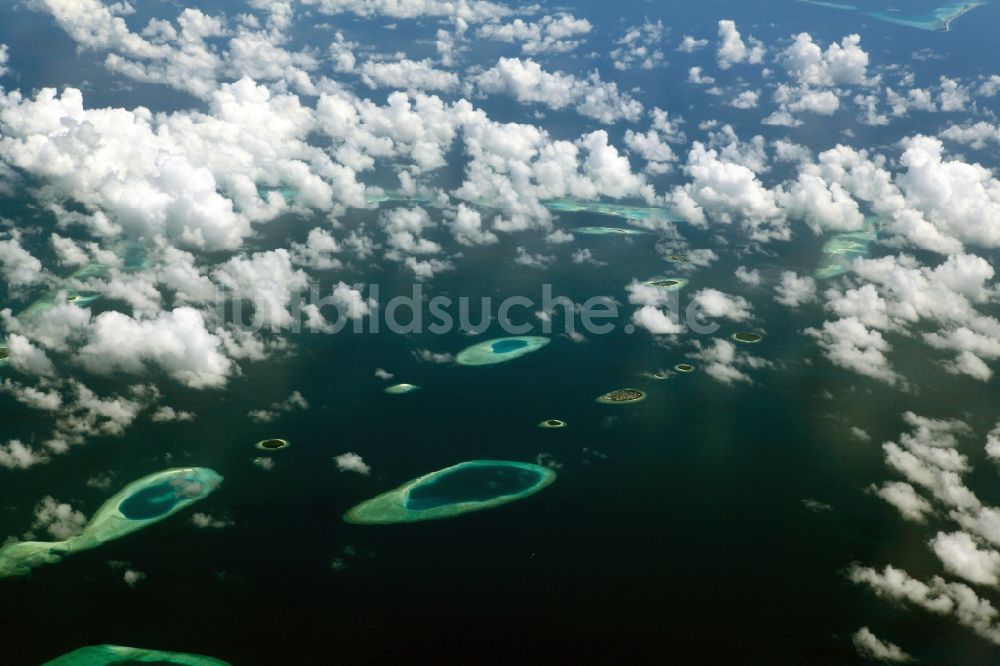 Luftbild Dharanboodhoo - Quell- Wolken verhangener Küstenbereich Indischer Ozean - Insel in Dharanboodhoo in Central Province, Malediven